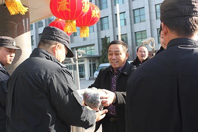 領(lǐng)導(dǎo)春節(jié)慰問保安隊(duì)員